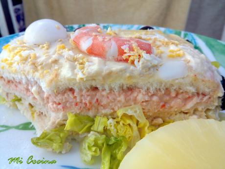 PASTEL SALADO CON PAN DE MOLDE, SURIMI, ATÚN, HUEVO Y LANGOSTINOS