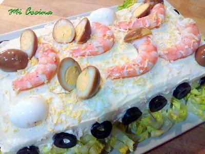 PASTEL SALADO CON PAN DE MOLDE, SURIMI, ATÚN, HUEVO Y LANGOSTINOS