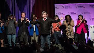 El radical Melenchón dejó mal herido a Macron. El radical Melenchón dejó mal herido a Macron.