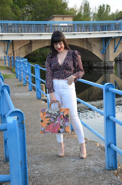 Blusa de flores y bolso de rafia | Vacaciones de Verano. A tu manera, todos los días.