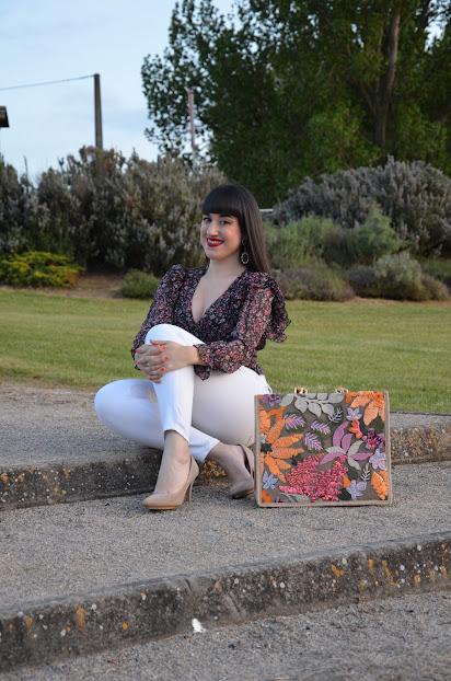 Blusa de flores y bolso de rafia | Vacaciones de Verano. A tu manera, todos los días.