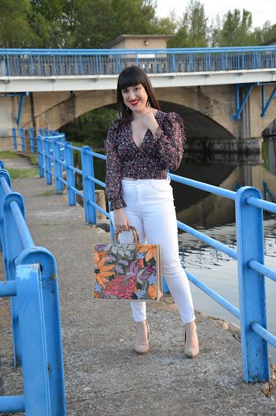Blusa de flores y bolso de rafia | Vacaciones de Verano. A tu manera, todos los días.
