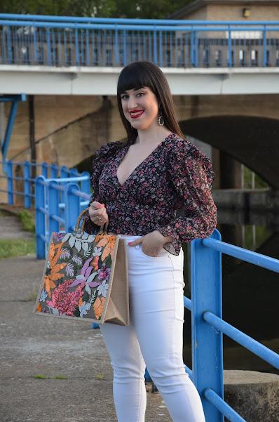 Blusa de flores y bolso de rafia | Vacaciones de Verano. A tu manera, todos los días.