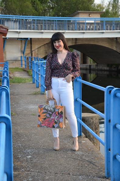 Blusa de flores y bolso de rafia | Vacaciones de Verano. A tu manera, todos los días.