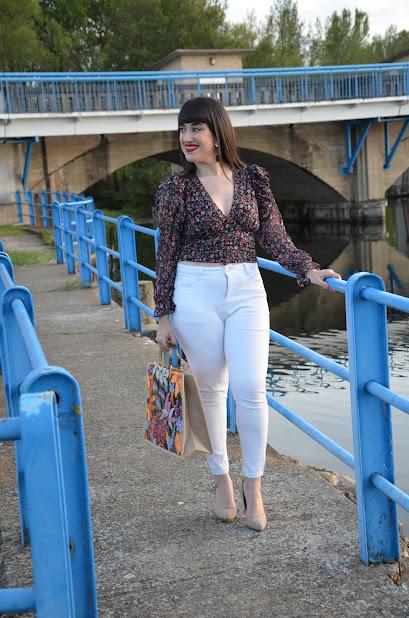 Blusa de flores y bolso de rafia | Vacaciones de Verano. A tu manera, todos los días.