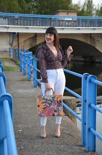 Blusa de flores y bolso de rafia | Vacaciones de Verano. A tu manera, todos los días.