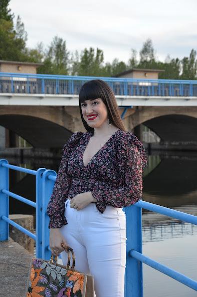 Blusa de flores y bolso de rafia | Vacaciones de Verano. A tu manera, todos los días.