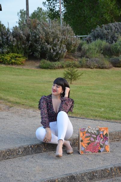 Blusa de flores y bolso de rafia | Vacaciones de Verano. A tu manera, todos los días.