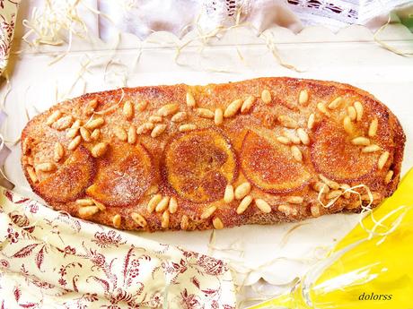 Coca de Sant  Joan  o San Juan rellena de chocolate con naranja confitada