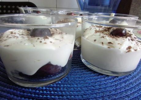 Vasitos de crema de yogur con frutas🍒 🍓