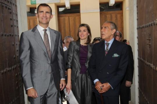 Los Príncipes de Asturias almorzaron con Antonio Gala en Córdoba. El look de Dña. Letizia