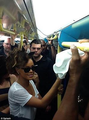 Rihanna viaja en  metro