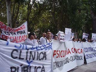 Casi 300 Psicólogos Clínicos de toda España protestan frente a Sanidad por el futuro incierto de su profesión