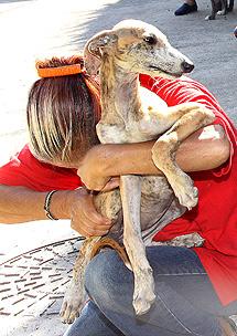 Julita abraza a la galga Cris.