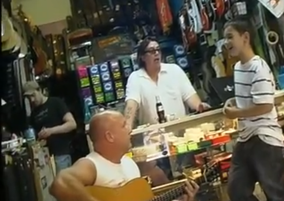 El chaval que entró en una tienda de guitarras y se puso a cantar