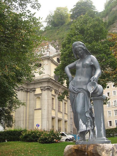 CALLEJEANDO EN SALZBURGO 3: FRANZISKANERKIRCHE, EL PFERDESCHWÄMME, EL MÜLLNERKIRCHE Y UN PASEO POR LAS ORILLAS DEL SALACH
