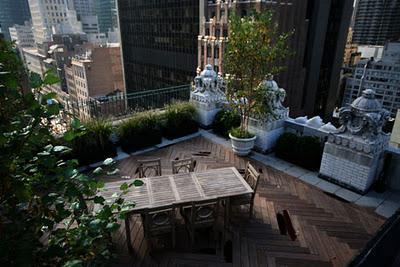 Una terraza urbana llena de glamour