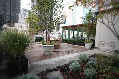 Una terraza urbana llena de glamour