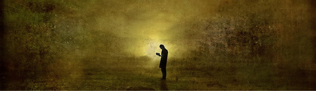 lector en medio de un paisaje onírico