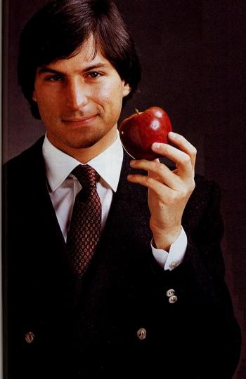 Steve Jobs joven, pero con la Manzana en sus manos.
