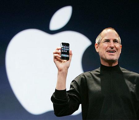 Steve Jobs muere justo un día después de la presentación del IPhone 4S.