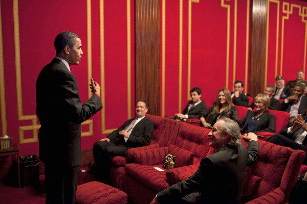 Barack Obama con Steven Spielberg y Tom Hanks en 2010