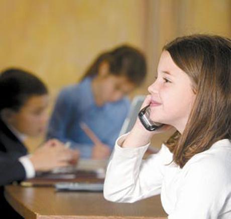¿Hay que prohibir los celulares en el aula?