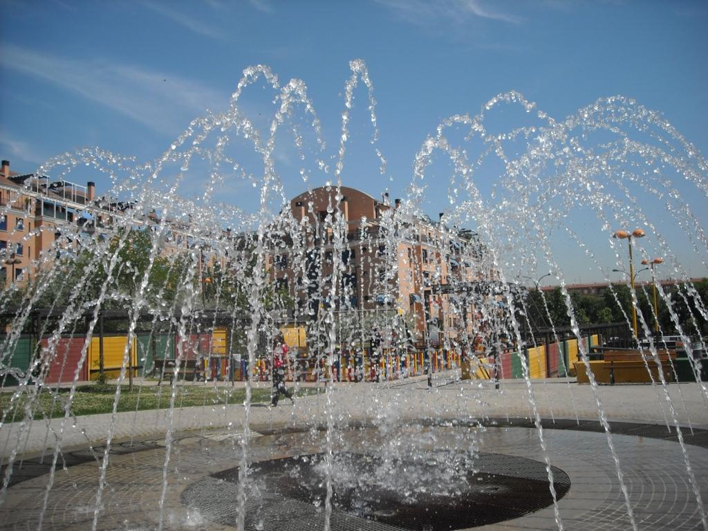 Agradable fuente abierta en una Plaza de Getafe, muy cerca del Metro - primavera 2011