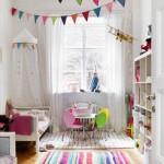 dormitorio+infantil+lleno+de+color+con+banderines+en+el+techo+y+estantería+blanca+ikea dormitorio+infantil+lleno+de+color+con+banderines+en+el+techo+y+estantería+blanca+ikea