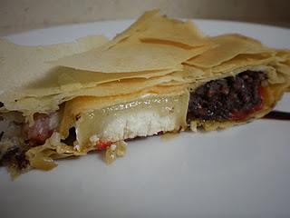 Tourtiere de morcilla y queso de cabra con chutney de pimientos