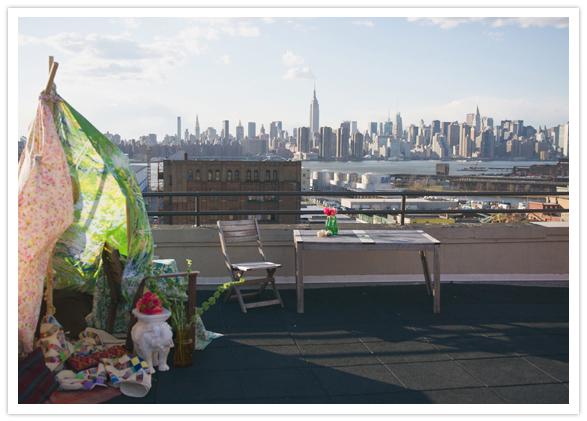 ... Con vistas a la puesta de sol de Brooklyn ...