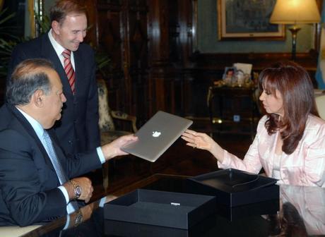 Carlos Slim obsequiándole una MacBook Air a la Presidenta argentina.