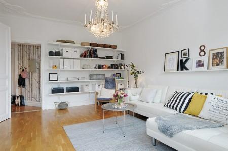 Un piso para vivir y disfrutar sofá de cuero blanco paredes paneladas con madera papel de pared de árboles muebles viejos pintados en blanco muebles antiguos reciclados kitchen aid estilo nórdico estanterias en la cocina encimera de madera diseño de interiores decoración de interiores decoración acogedora cocina blanca cocina abierta casas para vivir casas de revista casas acogedoras banco junto a la ventana banco baúl