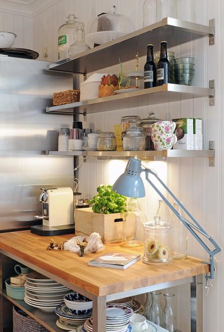 Un piso para vivir y disfrutar sofá de cuero blanco paredes paneladas con madera papel de pared de árboles muebles viejos pintados en blanco muebles antiguos reciclados kitchen aid estilo nórdico estanterias en la cocina encimera de madera diseño de interiores decoración de interiores decoración acogedora cocina blanca cocina abierta casas para vivir casas de revista casas acogedoras banco junto a la ventana banco baúl