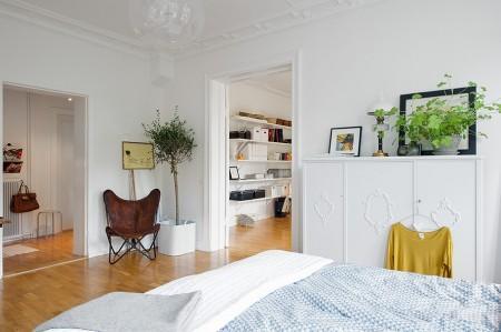 Un piso para vivir y disfrutar sofá de cuero blanco paredes paneladas con madera papel de pared de árboles muebles viejos pintados en blanco muebles antiguos reciclados kitchen aid estilo nórdico estanterias en la cocina encimera de madera diseño de interiores decoración de interiores decoración acogedora cocina blanca cocina abierta casas para vivir casas de revista casas acogedoras banco junto a la ventana banco baúl