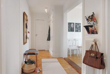 Un piso para vivir y disfrutar sofá de cuero blanco paredes paneladas con madera papel de pared de árboles muebles viejos pintados en blanco muebles antiguos reciclados kitchen aid estilo nórdico estanterias en la cocina encimera de madera diseño de interiores decoración de interiores decoración acogedora cocina blanca cocina abierta casas para vivir casas de revista casas acogedoras banco junto a la ventana banco baúl