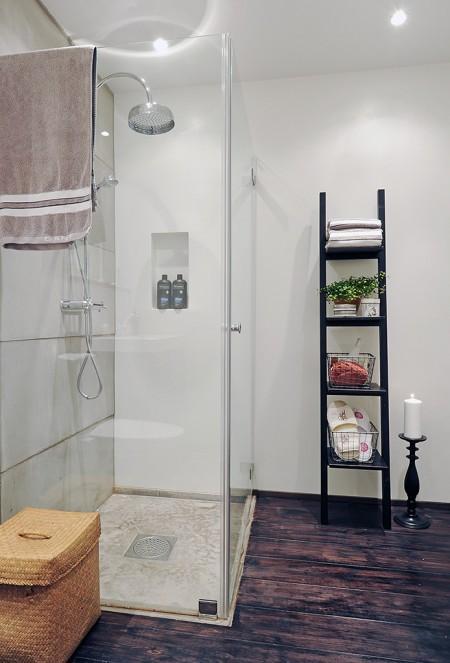 Un piso para vivir y disfrutar sofá de cuero blanco paredes paneladas con madera papel de pared de árboles muebles viejos pintados en blanco muebles antiguos reciclados kitchen aid estilo nórdico estanterias en la cocina encimera de madera diseño de interiores decoración de interiores decoración acogedora cocina blanca cocina abierta casas para vivir casas de revista casas acogedoras banco junto a la ventana banco baúl