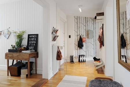 Un piso para vivir y disfrutar sofá de cuero blanco paredes paneladas con madera papel de pared de árboles muebles viejos pintados en blanco muebles antiguos reciclados kitchen aid estilo nórdico estanterias en la cocina encimera de madera diseño de interiores decoración de interiores decoración acogedora cocina blanca cocina abierta casas para vivir casas de revista casas acogedoras banco junto a la ventana banco baúl