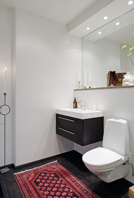 Un piso para vivir y disfrutar sofá de cuero blanco paredes paneladas con madera papel de pared de árboles muebles viejos pintados en blanco muebles antiguos reciclados kitchen aid estilo nórdico estanterias en la cocina encimera de madera diseño de interiores decoración de interiores decoración acogedora cocina blanca cocina abierta casas para vivir casas de revista casas acogedoras banco junto a la ventana banco baúl