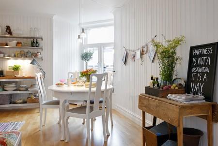 Un piso para vivir y disfrutar sofá de cuero blanco paredes paneladas con madera papel de pared de árboles muebles viejos pintados en blanco muebles antiguos reciclados kitchen aid estilo nórdico estanterias en la cocina encimera de madera diseño de interiores decoración de interiores decoración acogedora cocina blanca cocina abierta casas para vivir casas de revista casas acogedoras banco junto a la ventana banco baúl