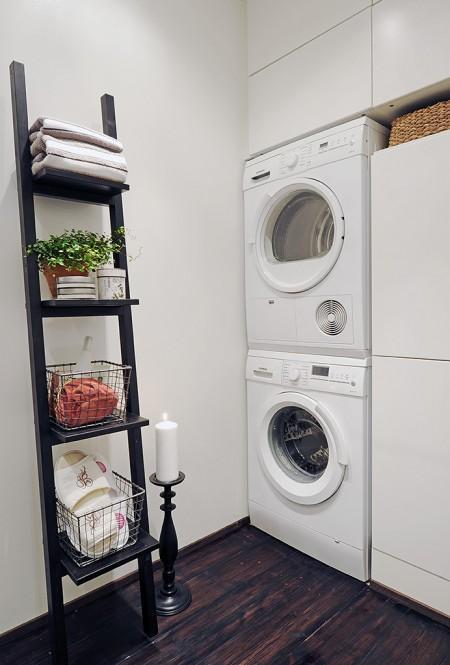 Un piso para vivir y disfrutar sofá de cuero blanco paredes paneladas con madera papel de pared de árboles muebles viejos pintados en blanco muebles antiguos reciclados kitchen aid estilo nórdico estanterias en la cocina encimera de madera diseño de interiores decoración de interiores decoración acogedora cocina blanca cocina abierta casas para vivir casas de revista casas acogedoras banco junto a la ventana banco baúl