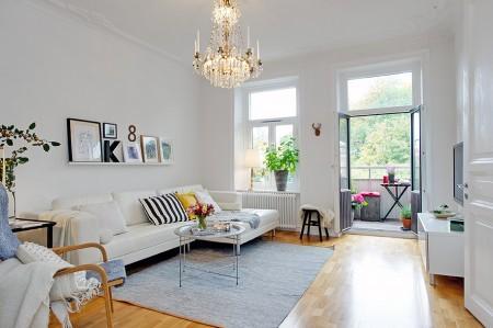 Un piso para vivir y disfrutar sofá de cuero blanco paredes paneladas con madera papel de pared de árboles muebles viejos pintados en blanco muebles antiguos reciclados kitchen aid estilo nórdico estanterias en la cocina encimera de madera diseño de interiores decoración de interiores decoración acogedora cocina blanca cocina abierta casas para vivir casas de revista casas acogedoras banco junto a la ventana banco baúl