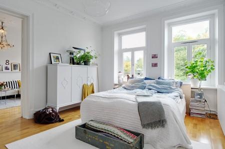 Un piso para vivir y disfrutar sofá de cuero blanco paredes paneladas con madera papel de pared de árboles muebles viejos pintados en blanco muebles antiguos reciclados kitchen aid estilo nórdico estanterias en la cocina encimera de madera diseño de interiores decoración de interiores decoración acogedora cocina blanca cocina abierta casas para vivir casas de revista casas acogedoras banco junto a la ventana banco baúl