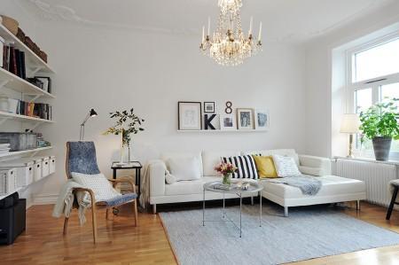 Un piso para vivir y disfrutar sofá de cuero blanco paredes paneladas con madera papel de pared de árboles muebles viejos pintados en blanco muebles antiguos reciclados kitchen aid estilo nórdico estanterias en la cocina encimera de madera diseño de interiores decoración de interiores decoración acogedora cocina blanca cocina abierta casas para vivir casas de revista casas acogedoras banco junto a la ventana banco baúl