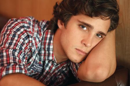 Diego Boneta se reunirá con su destino en Paradise Lost