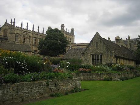 CALLEJEANDO EN OXFORD I : ENTRE GARGOLAS, SABIOS Y HARRY POTTER CALLEJEANDO EN OXFORD I : ENTRE GARGOLAS, SABIOS Y HARRY POTTER