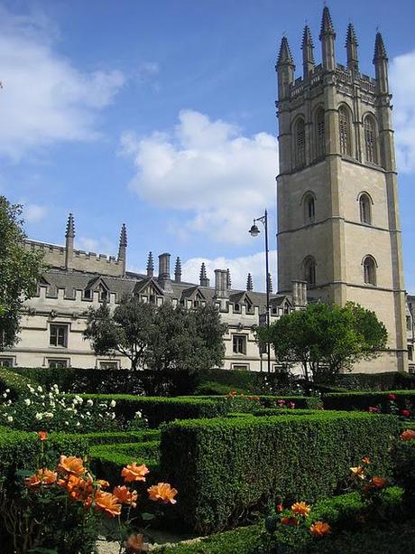 CALLEJEANDO EN OXFORD I : ENTRE GARGOLAS, SABIOS Y HARRY POTTER CALLEJEANDO EN OXFORD I : ENTRE GARGOLAS, SABIOS Y HARRY POTTER