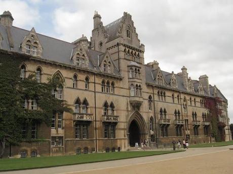 CALLEJEANDO EN OXFORD I : ENTRE GARGOLAS, SABIOS Y HARRY POTTER CALLEJEANDO EN OXFORD I : ENTRE GARGOLAS, SABIOS Y HARRY POTTER