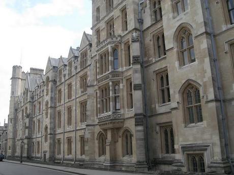 CALLEJEANDO EN OXFORD I : ENTRE GARGOLAS, SABIOS Y HARRY POTTER CALLEJEANDO EN OXFORD I : ENTRE GARGOLAS, SABIOS Y HARRY POTTER