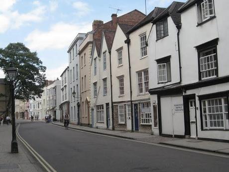 CALLEJEANDO EN OXFORD I : ENTRE GARGOLAS, SABIOS Y HARRY POTTER CALLEJEANDO EN OXFORD I : ENTRE GARGOLAS, SABIOS Y HARRY POTTER